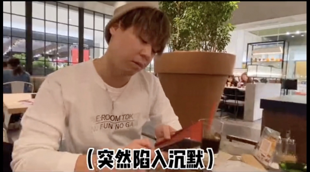 雖然佢面露嫌棄,但喺依個畀咗錢嘅情況下,佢都有繼續同對方傾