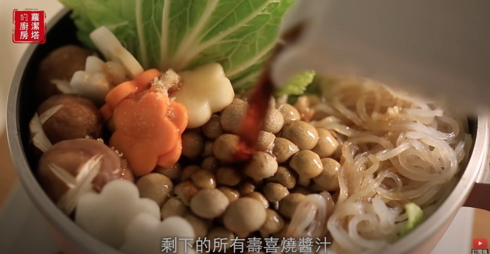 將牛肉、金菇、豆腐、白菜及粉絲放入鍋中,並加入醬料及水,煮約 10 分鐘。