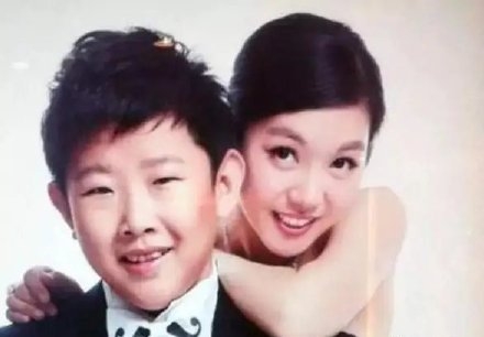 侯祥做足童星18年,佢與中學同學結婚,外界指佢哋夫婦合照似兩母子