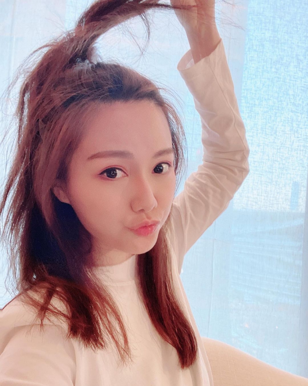 湯洛雯喺IG post出與父親湯鎮宗童年合照,一班圈中人大讚佢好可愛