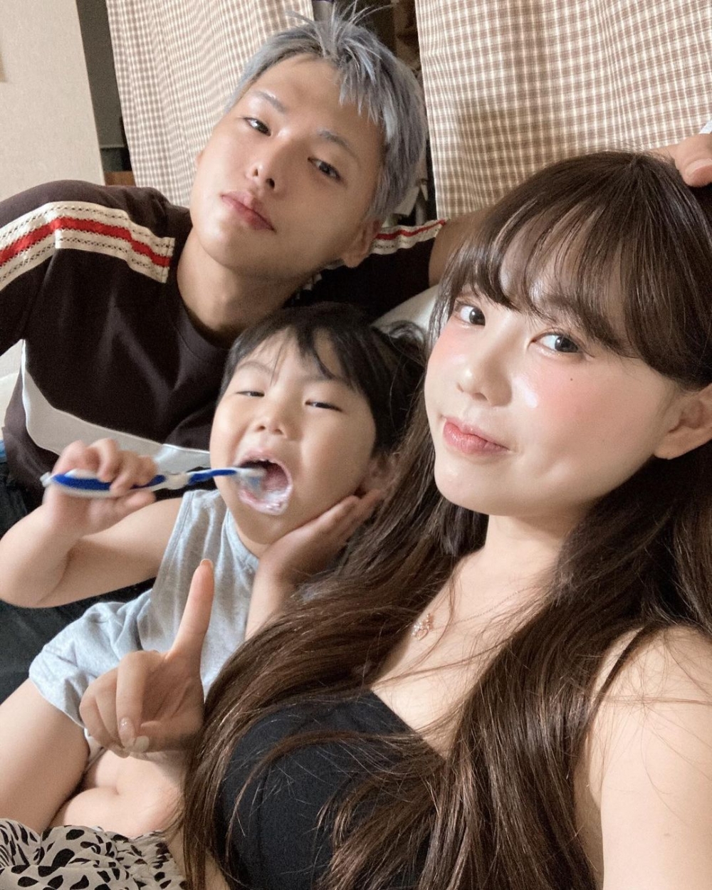 洪瑛琦已係二子之母,2014年,22歲嘅洪瑛琦同19歲嘅老公結婚生仔