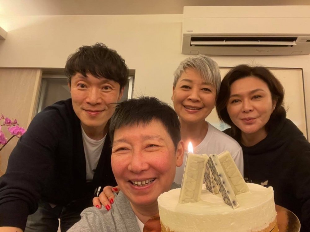 近日關之琳為好友蘇施黃慶祝生日,蘇施黃喺 Facebook 上上傳合照,令其素顏曝光。