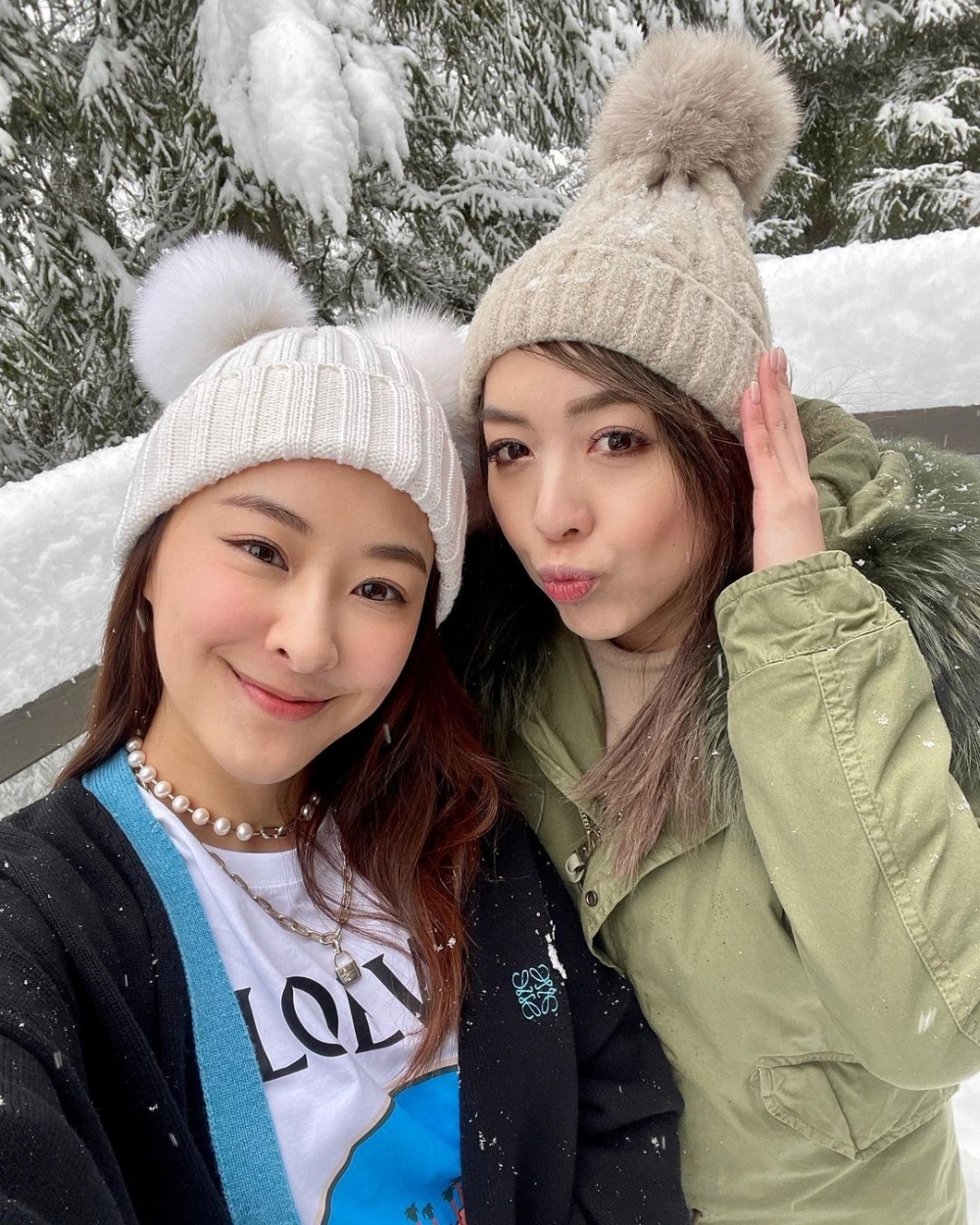 近日佢就好似同咗屋企人去玩,仲 post 咗同家姐 Ling 嘅合照。