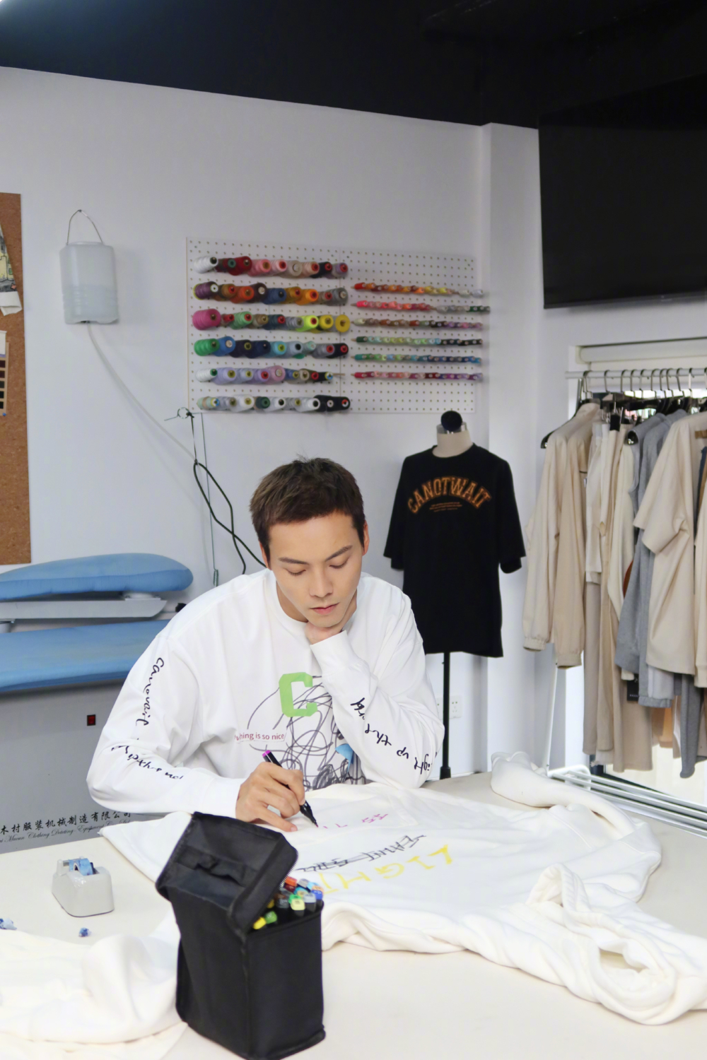 網民形容陳偉霆好認真咁聽保安叔叔嘅教訓：「沒有一點明星架子」