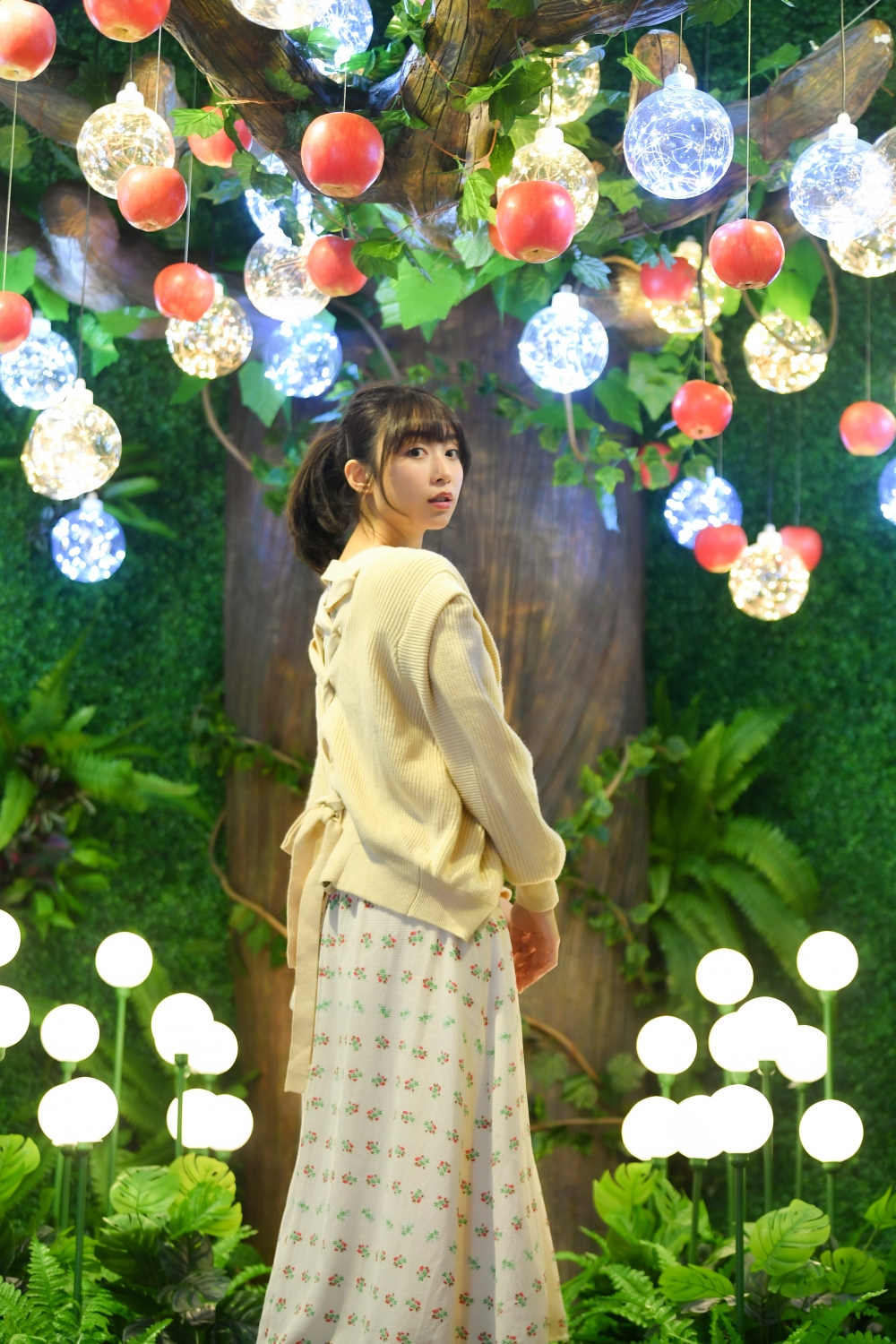 屋內仲放置咗一棵「參天蘋果樹」，以小夜燈做裝飾，宛如置身童話世界。