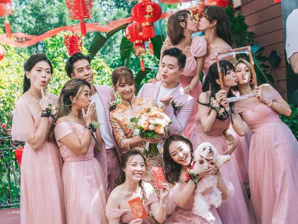 何雁詩鄭俊弘結婚時Howie亦以「姊妹」身份出席婚禮。