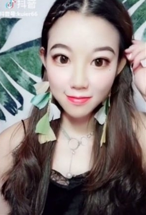 經過熟練嘅化妝後即搖身一變成為甜美嘅網紅樣