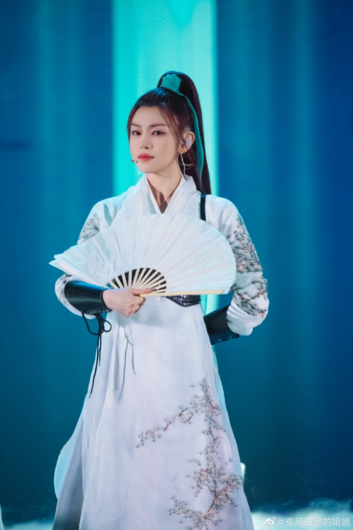 網友認為濃妝唔係好襯陳妍希,令佢變晒樣。