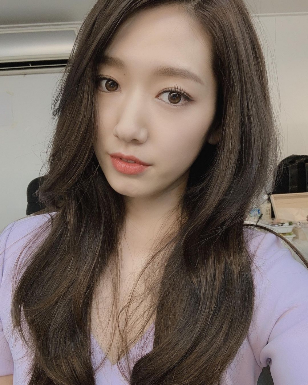 現年31歲嘅朴信惠係童星出身，11歲踏入娛樂圈。