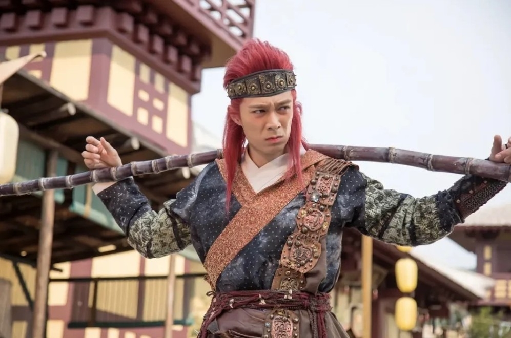 依個紅髮 look 被指十分「非主流」