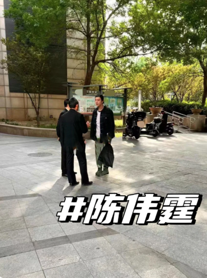 網上有一張陳偉霆嘅偶遇照曝光，指佢因為喺社區亂泊電單車而被保安教育