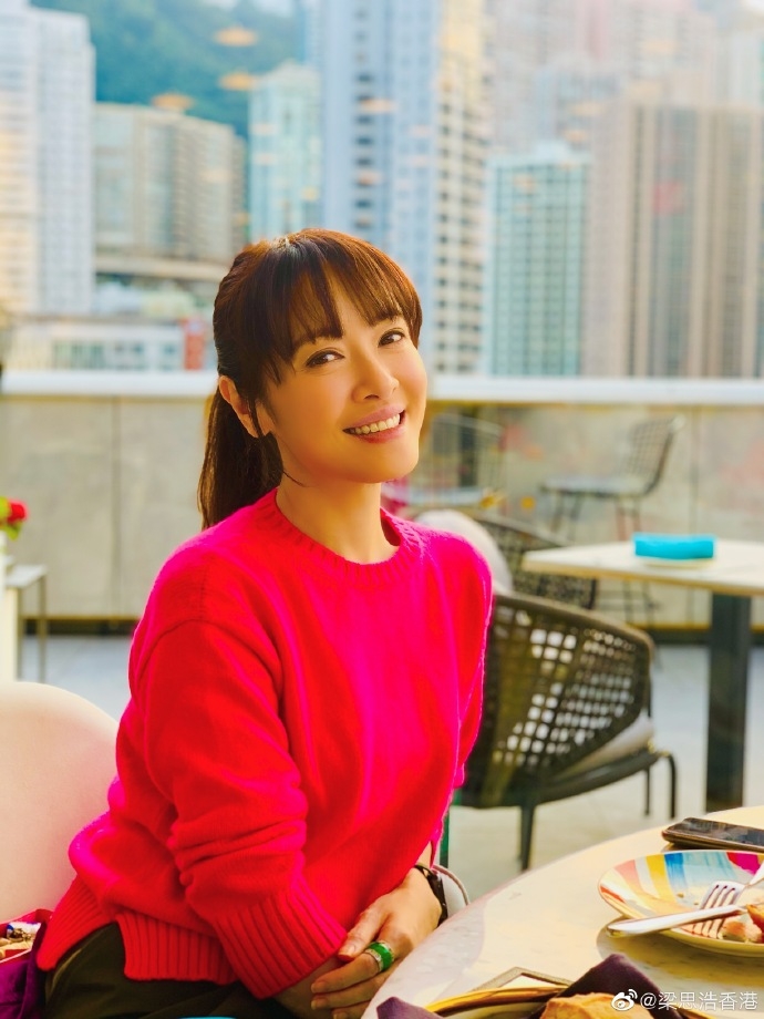 向海嵐成個人同以前優雅長曲髮嗰時差好遠!連網民都話認唔到。