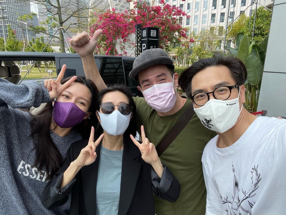 以 All Back 示人嘅佢除咗露出咁個大額頭外，再戴埋眼鏡，臉容睇落即時好似憔悴咗唔少