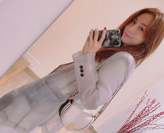 近年鄧麗欣憑著精湛嘅演技獲得電影圈嘅認同