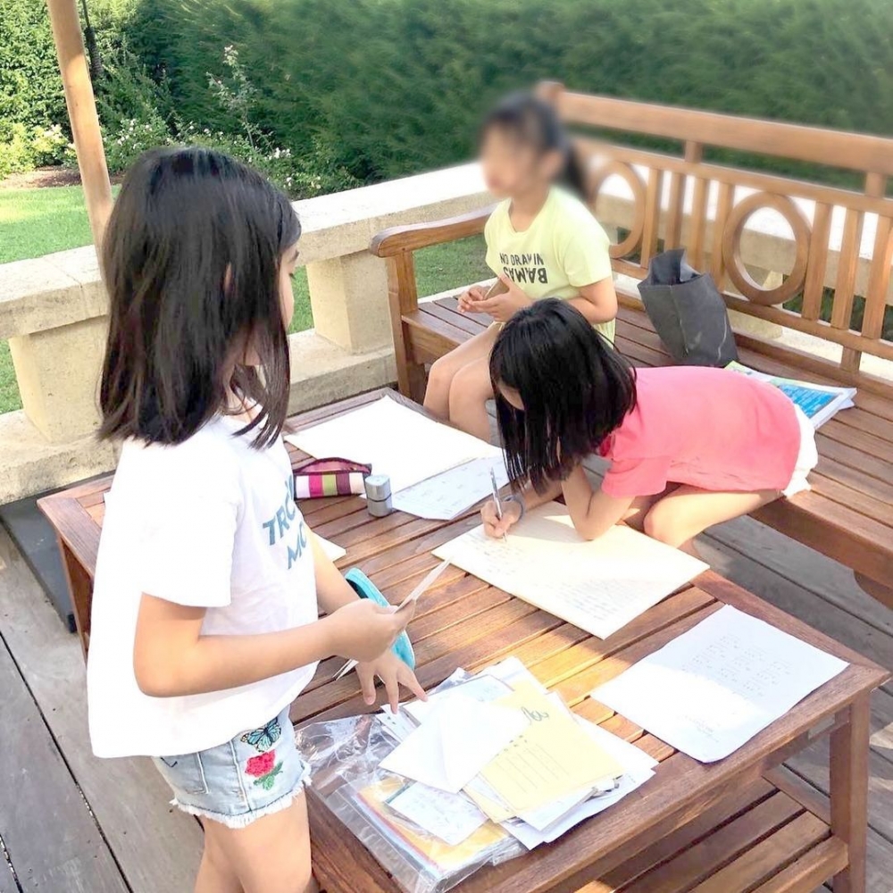 雖然佢不時都會分享 3 個女兒嘅成長點滴,但一直都只有露出背面或側面