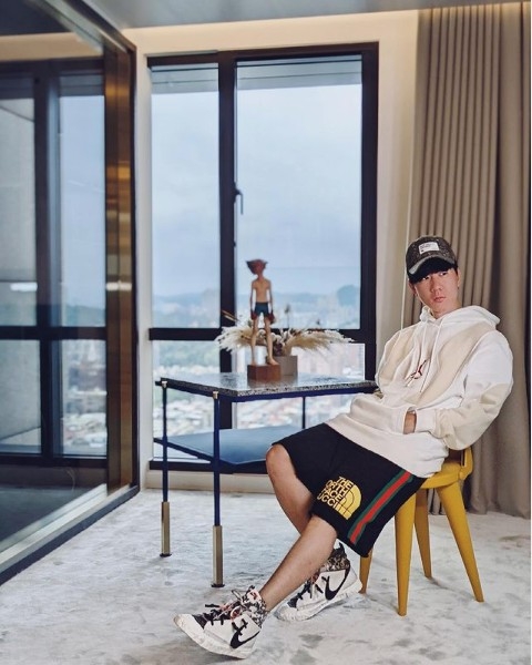 JJ 喺台灣內湖豪宅區嘅住所花費大約 4 億台幣買下兩個豪宅單位