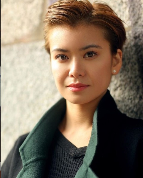 依家 33 歲頂住一頭清爽短髮嘅佢，氣質上同昔日大為不同