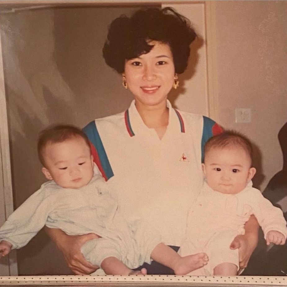 何超蓮上傳 BB 時期嘅相隔空祝賀媽媽 67 歲生日