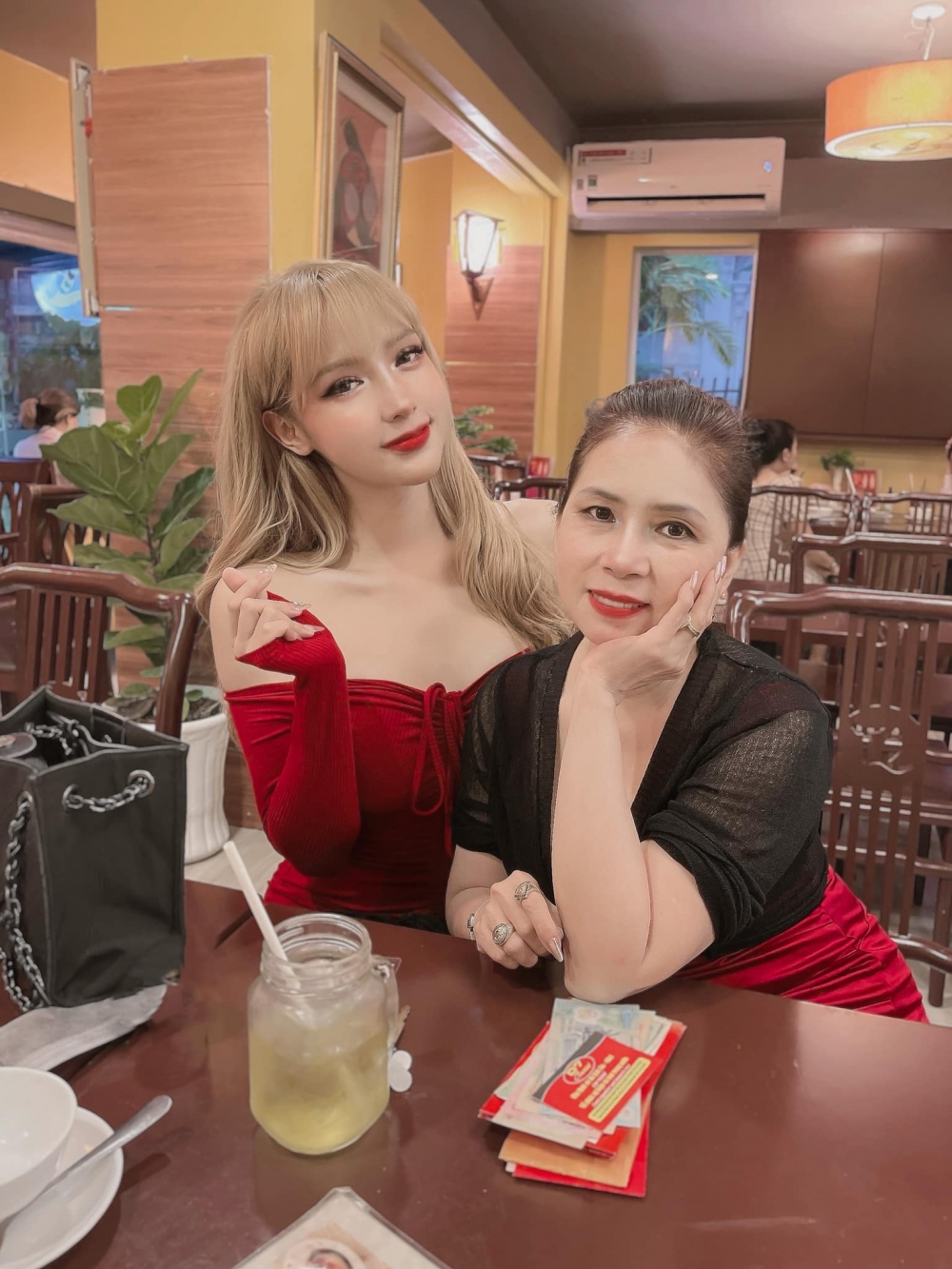 媽媽已經慢慢將改變原有嘅想法同態度,並會經常喺網上睇佢嘅訪問片段!