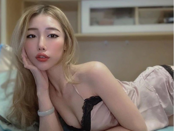 Charlotte嘅IG有唔少濃妝性感相