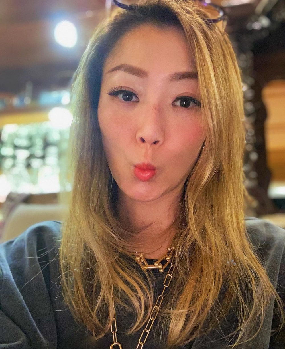 鄭秀文留言指:「#非常sammi #有幾多俾幾多 #百分百sammi」