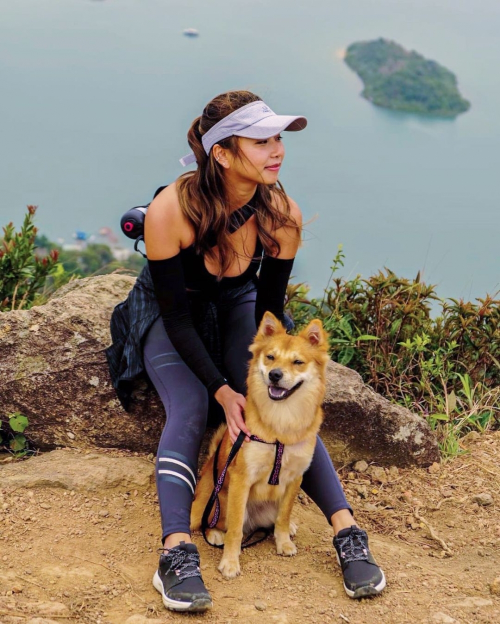 Honey喺IG晒出摸狗照