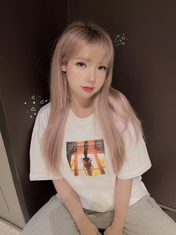 當年佢媽媽就因為擔心佢難以融入社會生活,以及有變性嘅念頭,所以曾一度下令唔畀佢再畫。