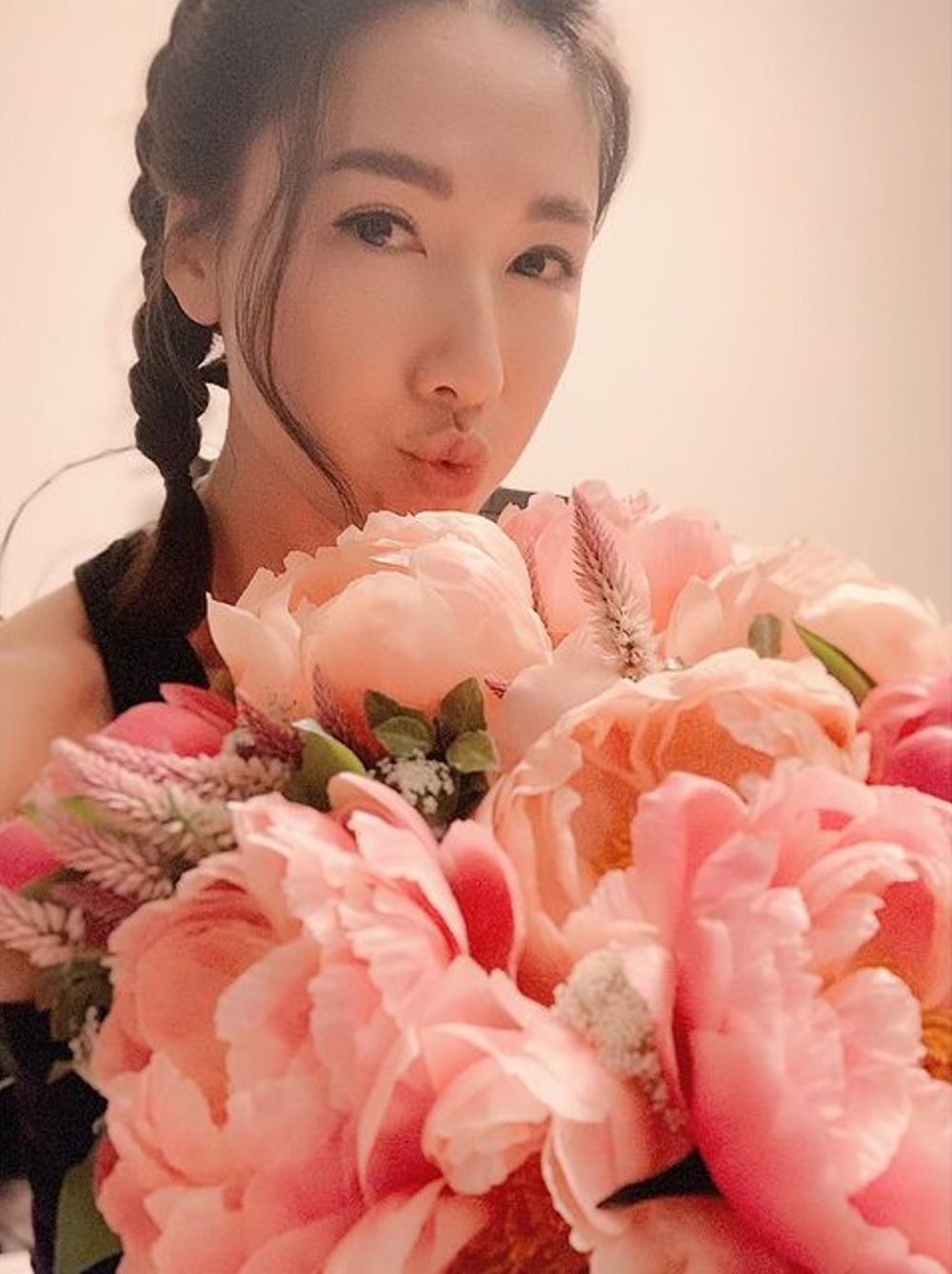 二人全程十分避忌,並冇太多親熱舉動。