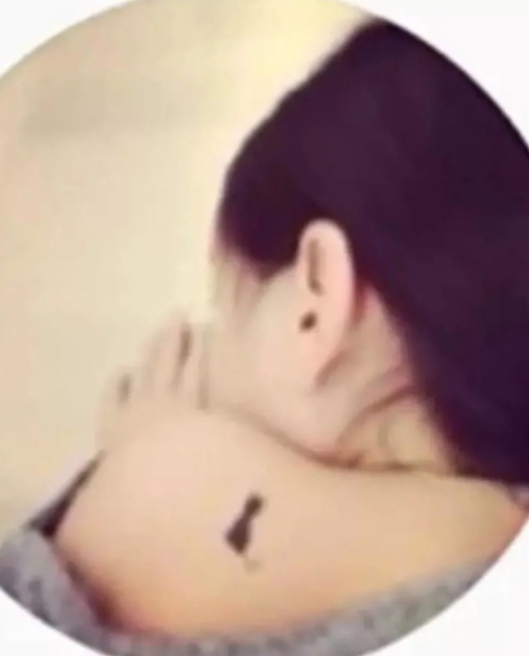 李嫣日前更新IG icon,露出背部,有疑似黑色小貓紋身