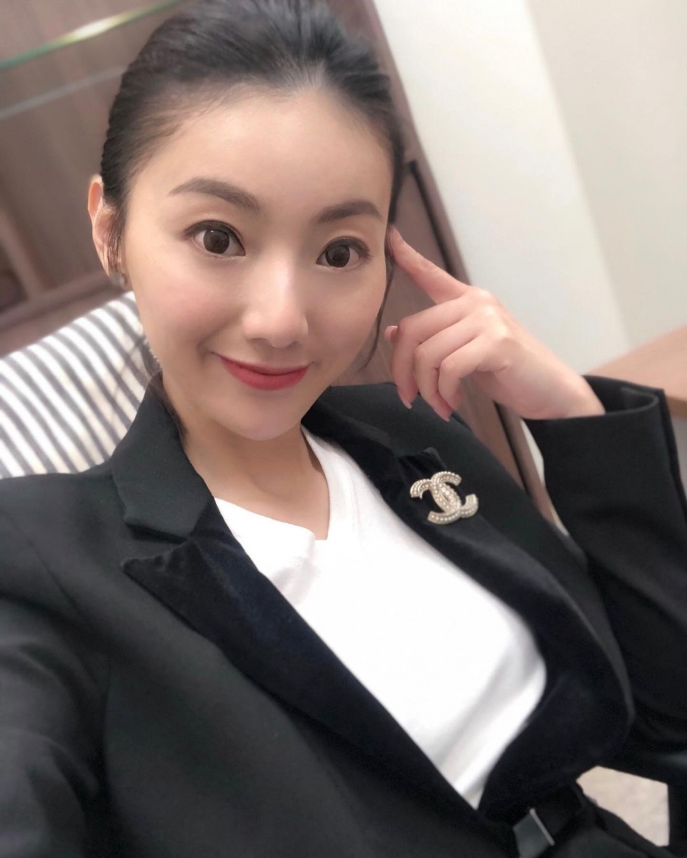 睇番依家同以前相比,佢唔止眼大咗,而且整個面型都變尖咗呀。
