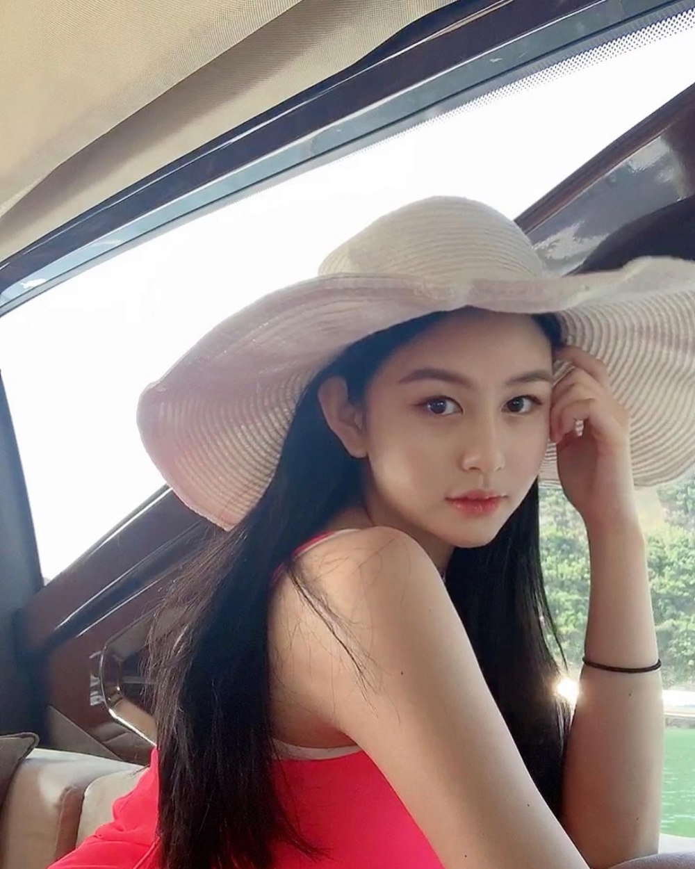 邱淑貞嘅大女沈月向來有「最美星二代」之稱