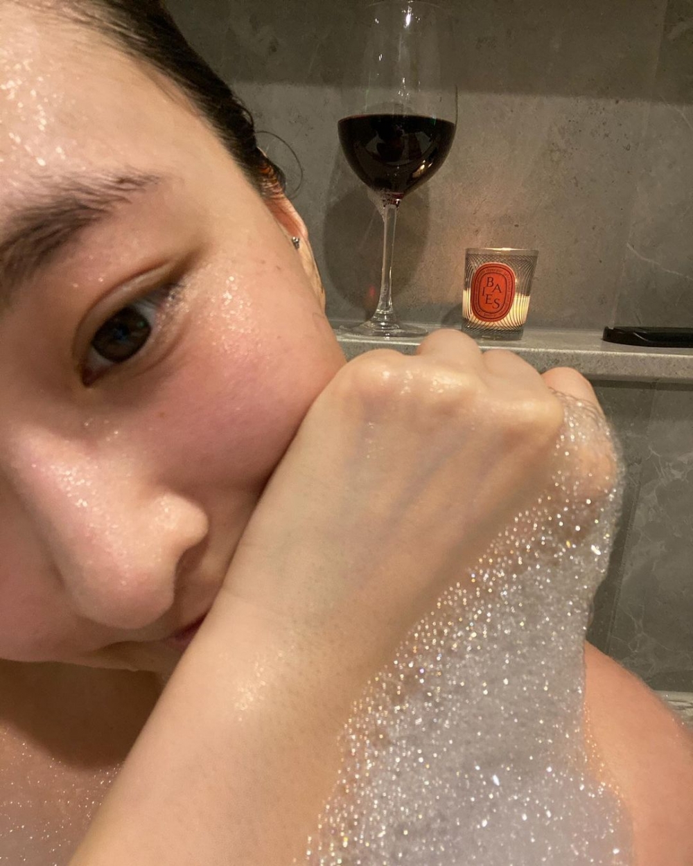 陳瀅浸住泡泡浴歎wine