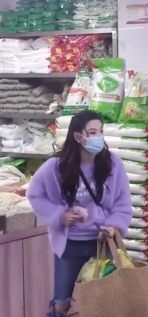 人氣急升嘅張柏芝喺內地工作漸多,日前佢拍攝另一節目而於街市出現,吸引大量市民圍觀。
