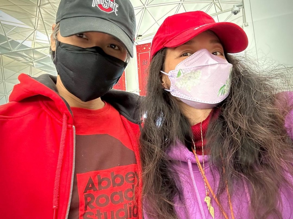 喺剛過去嘅農曆新年,馮德倫就公開同老婆舒淇嘅合照:「Happy year of the Rabbit ? 祝大家兔年紅到發紫!」