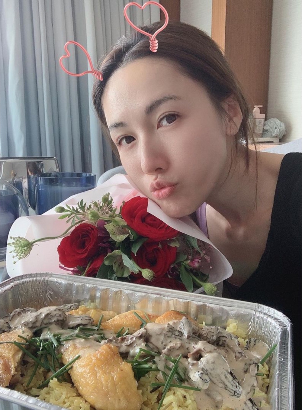 對未婚夫嘅身份保持神秘,一直以未婚夫係圈外人為由唔肯透露對方嘅底細,並只用「C君」嚟稱呼對方