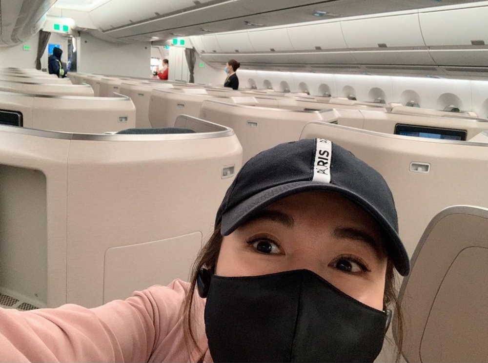 有指李施嬅為避開傳媒追訪,刻意喺返到香港嘅幾日後先上載坐飛機嘅照片