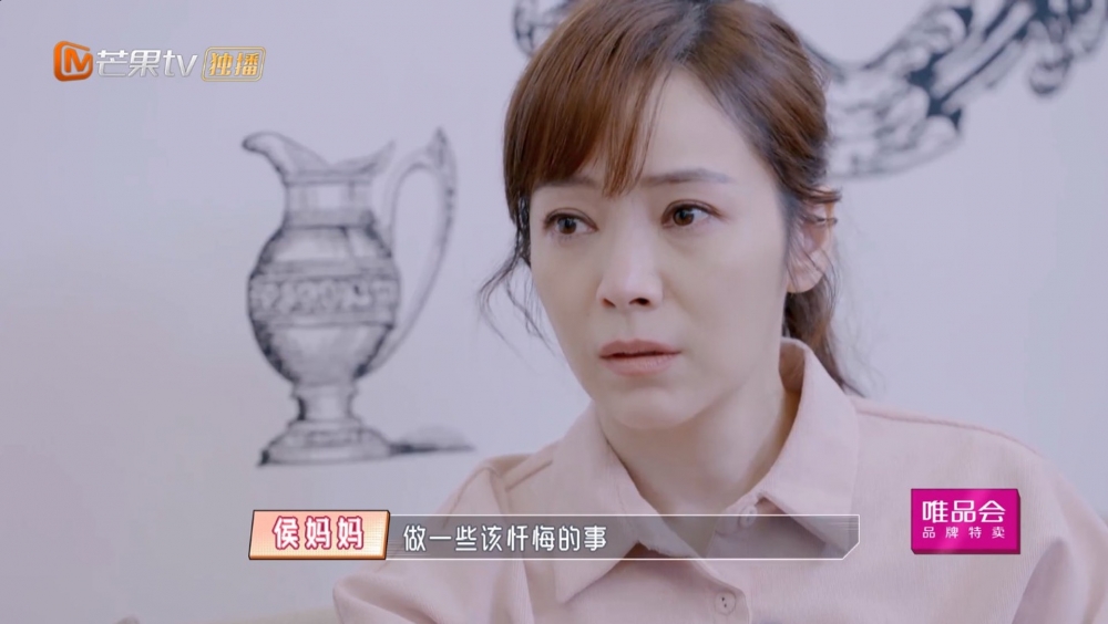 侯佩岑緊牽林月雲嘅手安慰