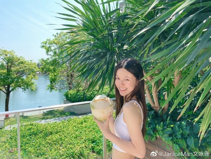 Janice Man喺大陸發展唔錯,近日佢喺微博分享靚相,相中佢以白色緊身小背心、牛仔短褲亮相