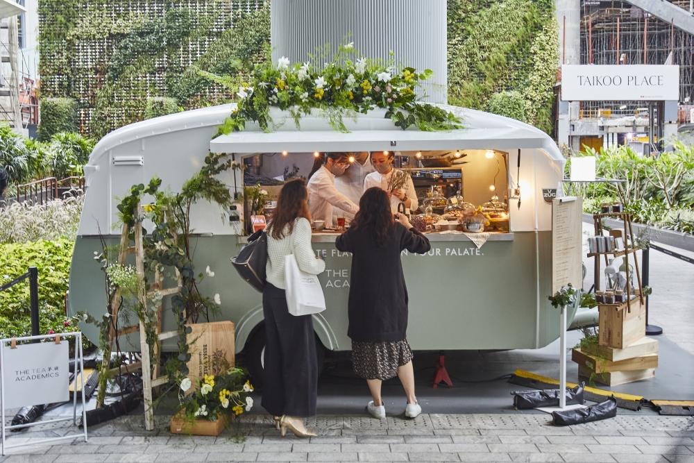 「茶研」係結合傳統茶藝及現代泡茶技藝嘅茶舍，以精品茗茶為主題，同時都提供素食餐點。