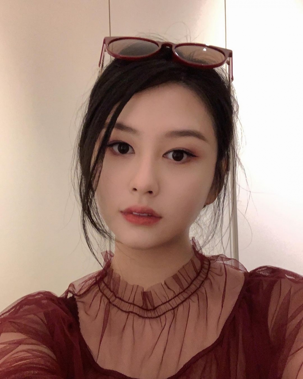 沈月今年19歲,媽媽係性感女神邱淑貞,年紀輕輕嘅佢外貌同媽媽頗為相似