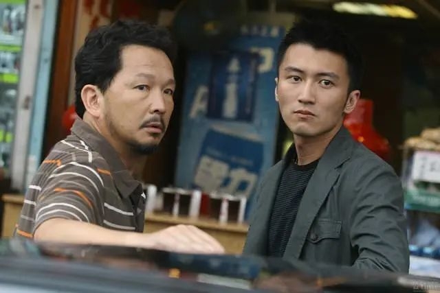 智叔在電影《証人》中飾演跛了一隻腳的勇悍警探，兩個截然不同的角色