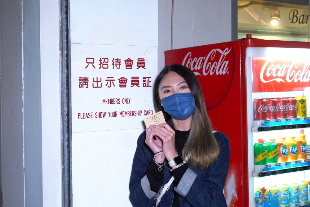 商場只接待會員,但只要在商場門口位置填一張簡單的申請表,紀錄名字和電話便可登記成為會員,更可獲得充滿紀念價值的軍人輔導會會員證,紙皮色的會員證顯得特別懷舊。