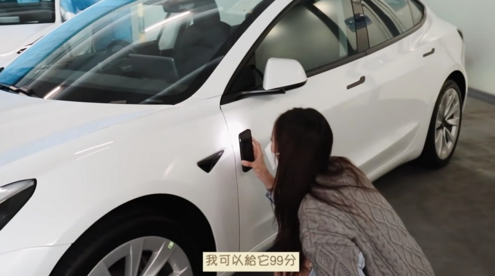 睇返蔡嘉欣「老公」係TESLA MODEL 3,最平要$30萬