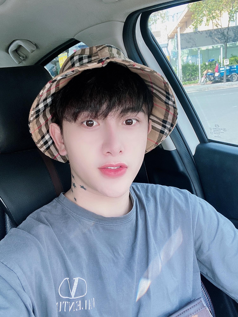 經歷9次整容後，佢外貌越嚟越具異國風情