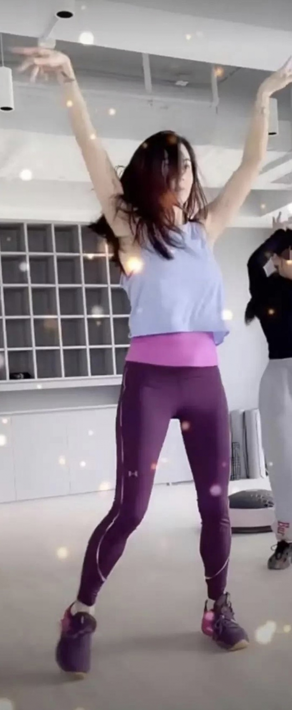 佢除咗喺片中有跳舞之外,佢更做出高難度嘅倒立動作,大晒S型體態線條同平坦小腹。