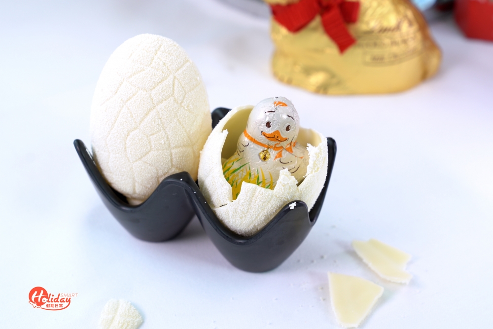 甜點最特別就是這個Lindt朱古力蛋，雞蛋殼以白朱古力製成，客人食之前用上迷你木搥敲破雞蛋，就會看到內有乾坤。