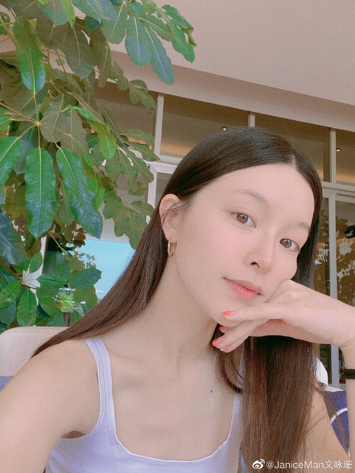 有網友指Janice Man素顏同滕麗明撞樣