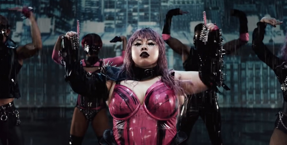 去年佢更神還原 Lady Gaga MV《Rain on me》嘅造型,仲扮得似模似樣添。