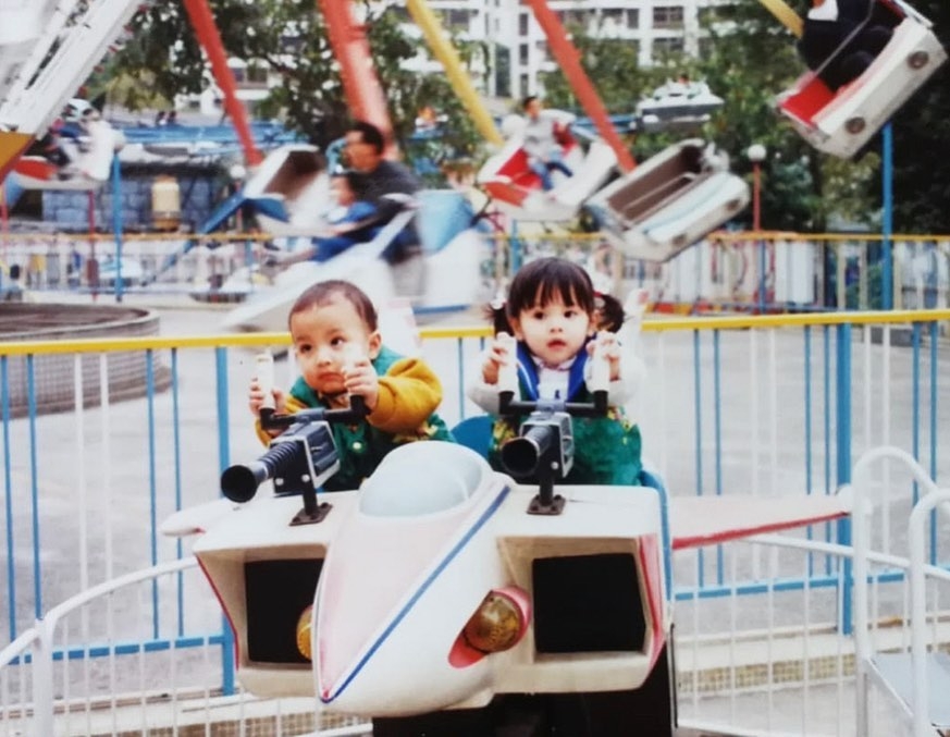 除咗上傳婚禮當日嘅合照，佢仲晒咗幾張佢哋童年時兩姊弟嘅合照