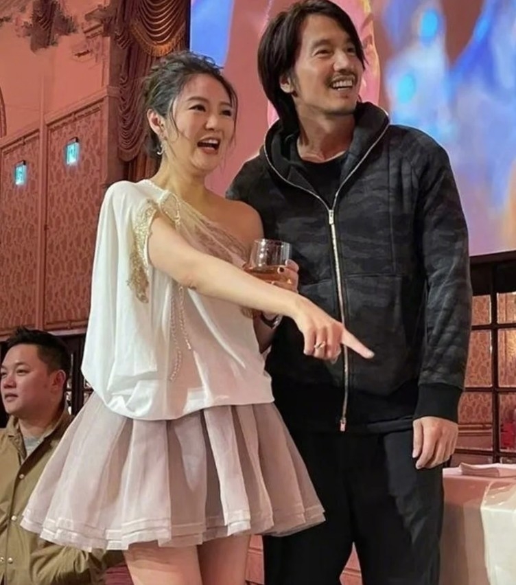 言承旭留有一頭長髮嘅佢加上鬍鬚,瞬間多咗一份成熟男人味。